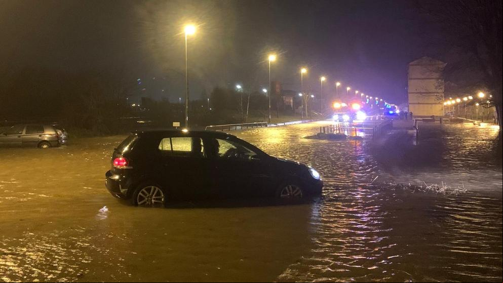 La crecida del río Hijar en Reinosa inunda calles y casas aledañas