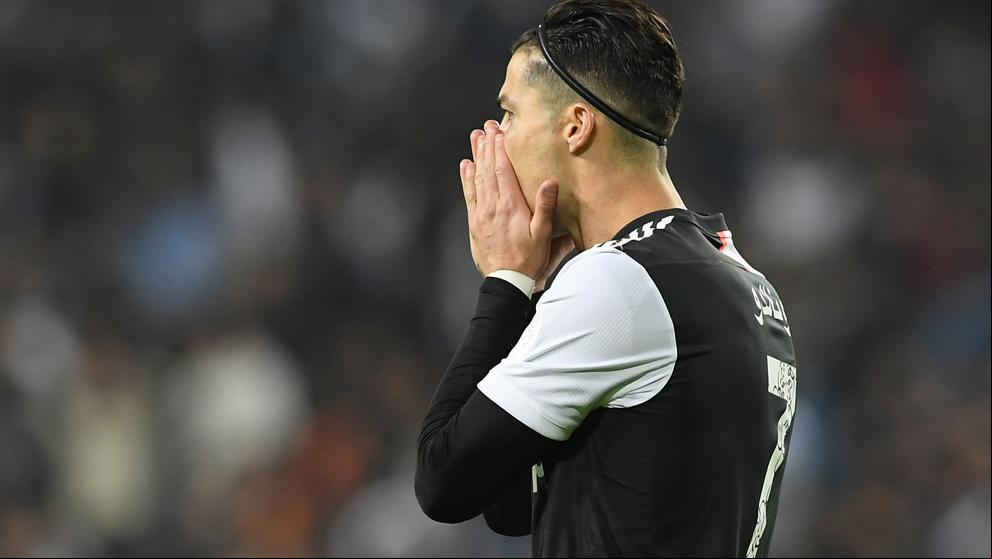El desprecio de Ronaldo a la medalla de plata de la Juve en la Supercopa italiana El desprecio de Ronaldo a la medalla de plata de la Juve en la Supercopa italiana