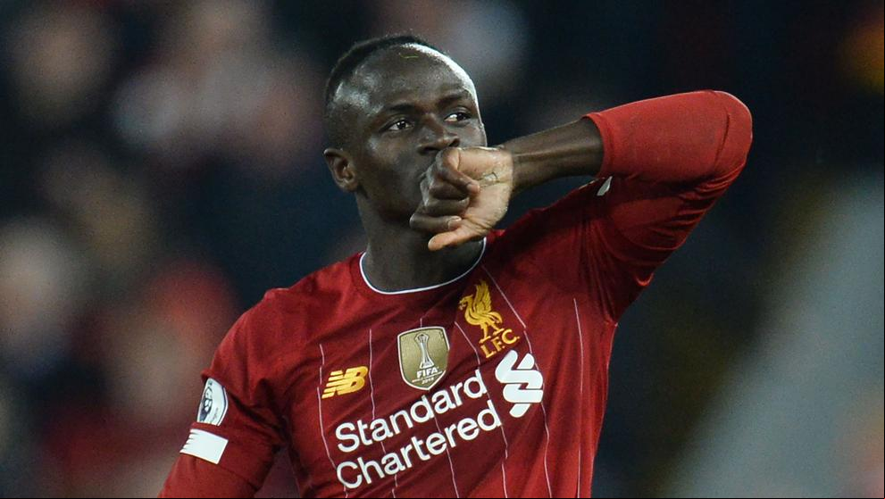 El Liverpool gana con polémica