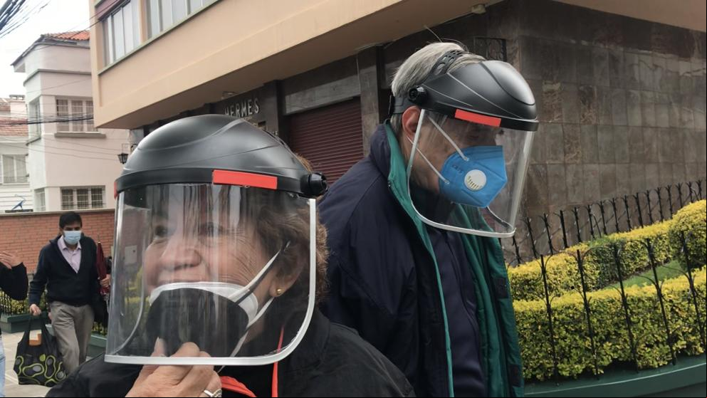 Los bolivianos acuden a votar con epis improvisados
