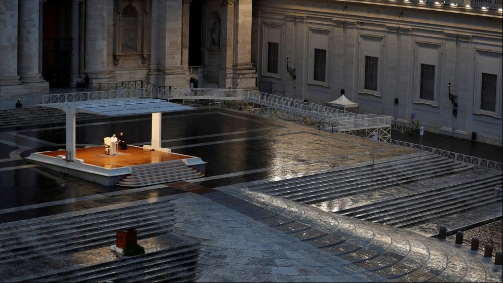 El Papa reza en solitario contra la “tormenta” del coronavirus