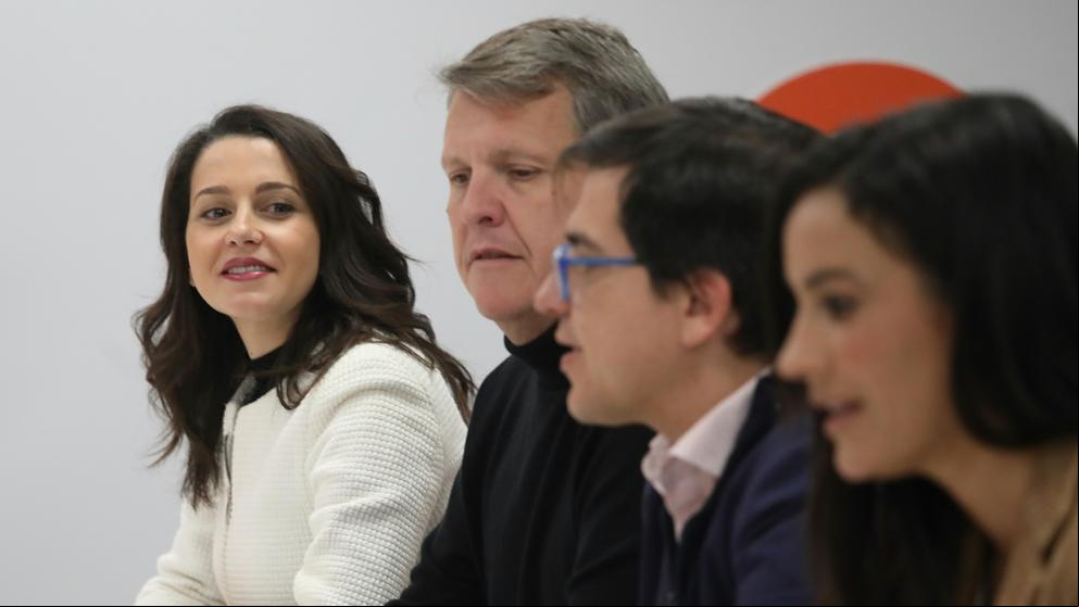 Arrimadas llama a los barones del PSOE para pedirles sentido de Estado