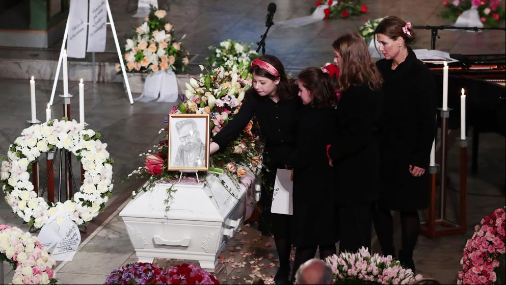 Marta Luisa de Noruega y sus tres hijas son arropadas por la familia real en una emotiva despedida a Ari Behn