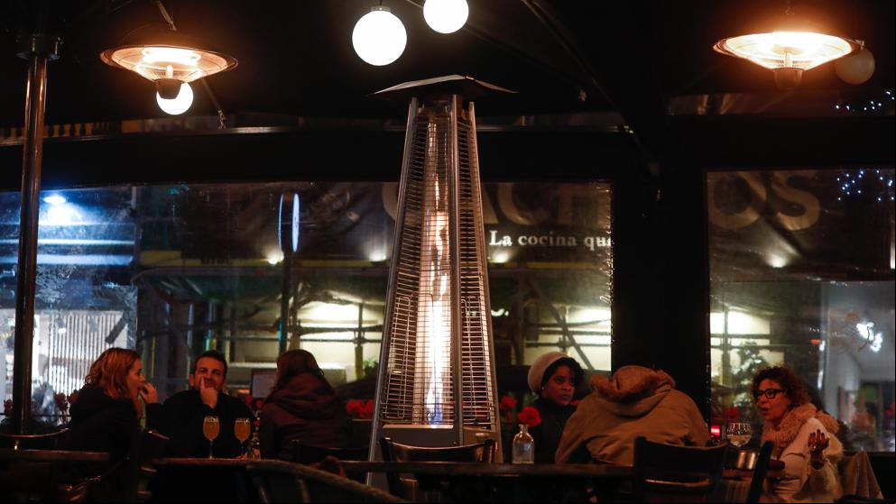 Amplio rechazo al uso de estufas en las terrazas de bares y restaurantes