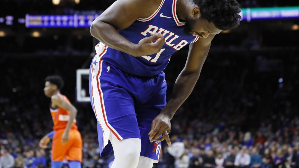 Embiid, baja indefinida por un desgarro en el ligamento de una mano