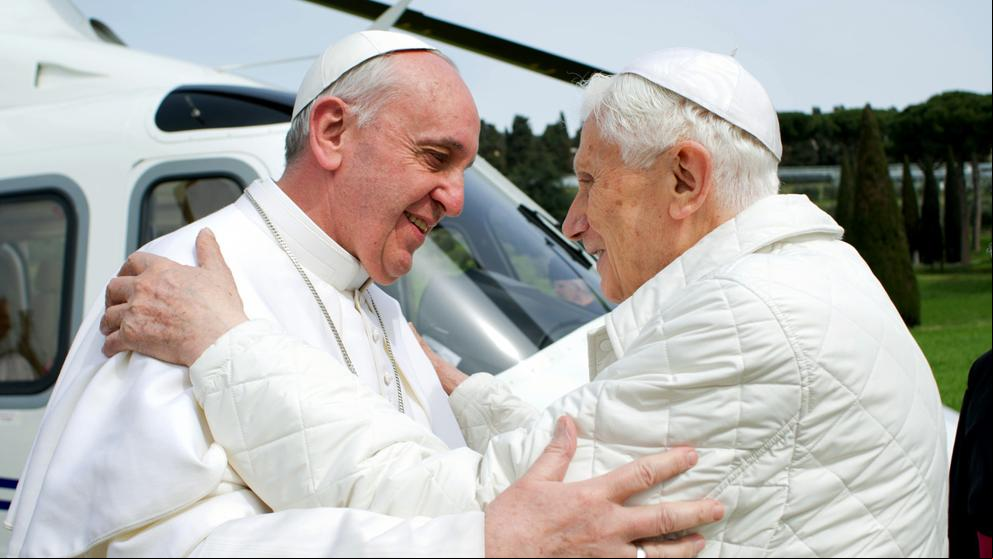 Benedicto XVI presiona a Francisco para que no acepte ordenar a hombres casados