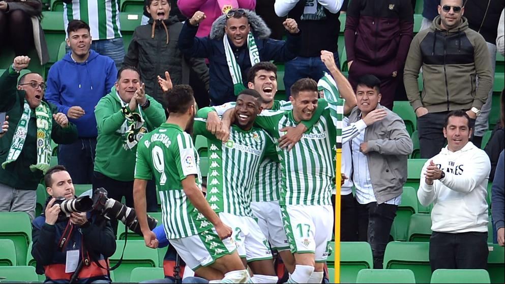 El Betis pasa por encima de una floja Real