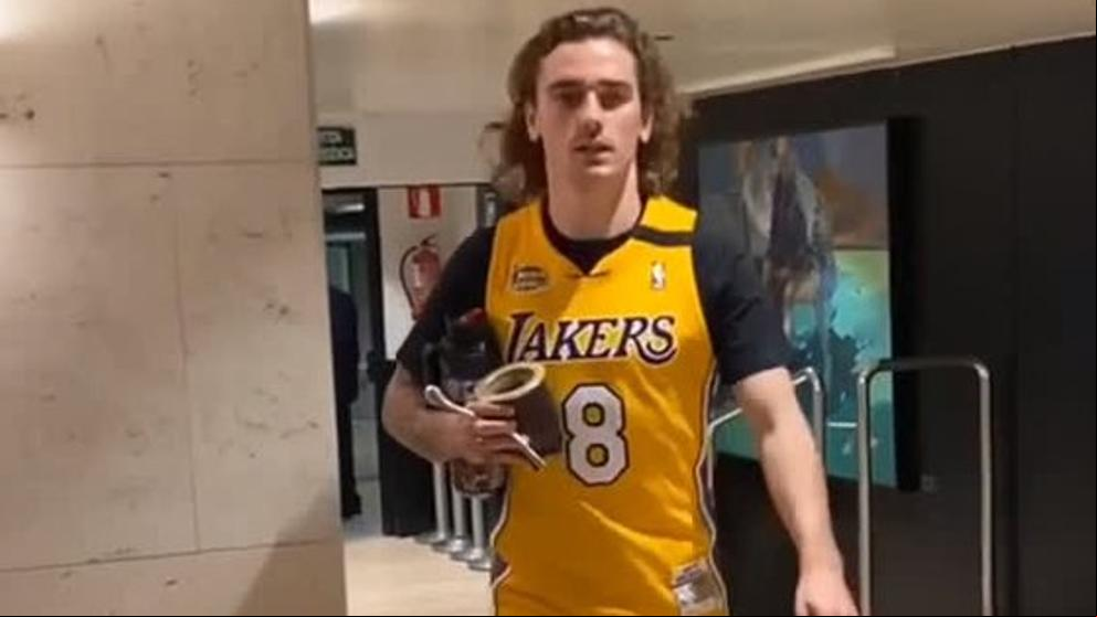 Griezmann homenajeó a Kobe Bryant a su llegada al Camp Nou