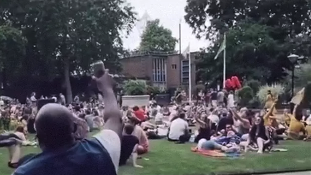 Un hombre logra que todo un parque le haga los coros de ‘Livin’ on a prayer’