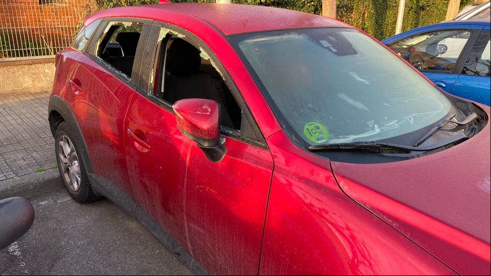 Aparecen una decena de coches reventados en un parking de Sant Feliu