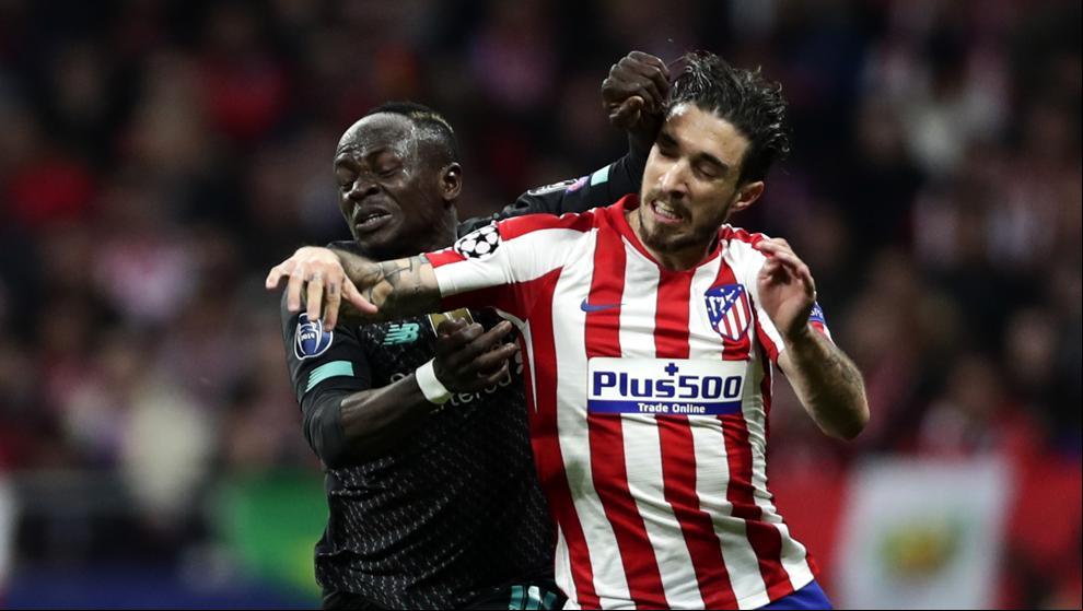El Atlético de Madrid pide la expulsión de Mané antes del descanso