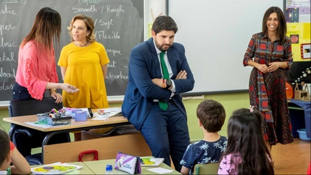 Una madre utiliza el veto parental para evitar que su hija asista a la visita del Gobierno murciano a su escuela