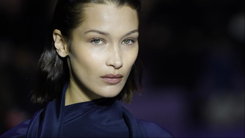 Bella Hadid abandona Milán con máscara: Cómo está afectando el coronavirus a la industria
