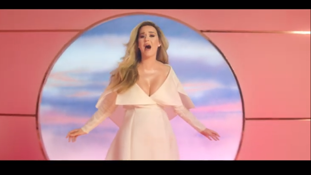 Katy Perry se inspira en Beyoncé para anunciar su embarazo