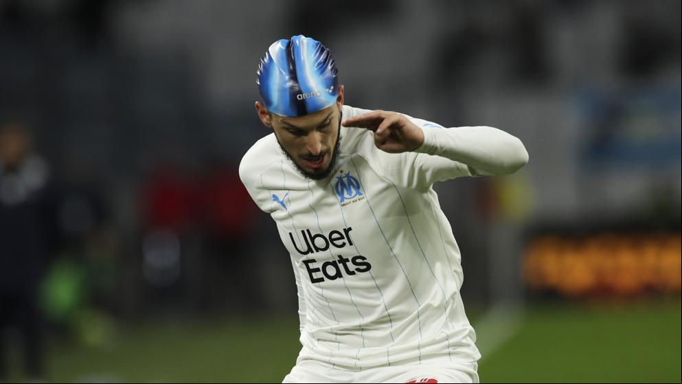 Un jugador del Olympique de Marsella juega con un gorro de piscina puesto