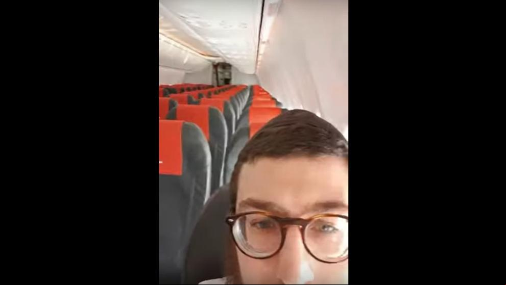 Un joven viaja solo en un vuelo de Norwegian entre Tel Aviv y Barcelona