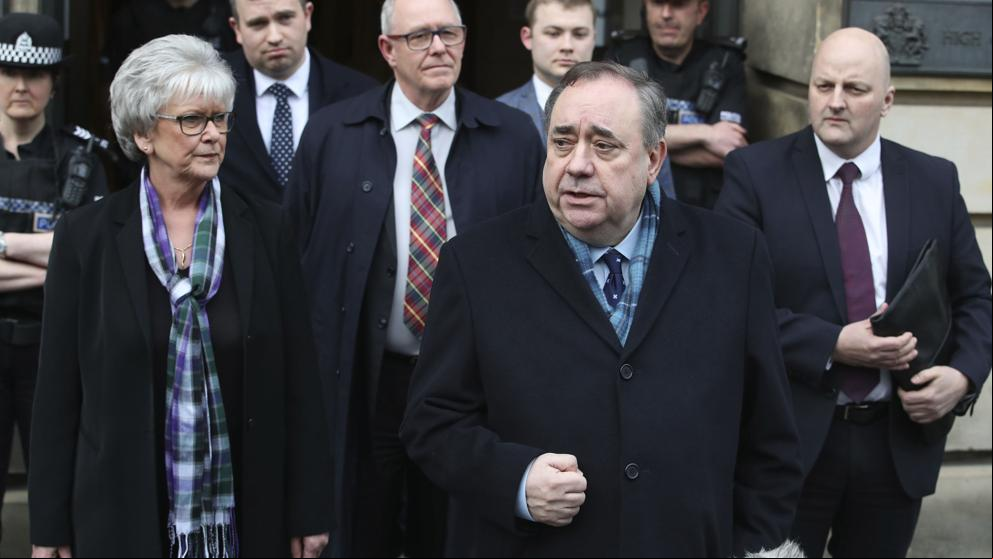 El exprimer ministro escocés, Alex Salmond, absuelto de cometer 13 delitos sexuales