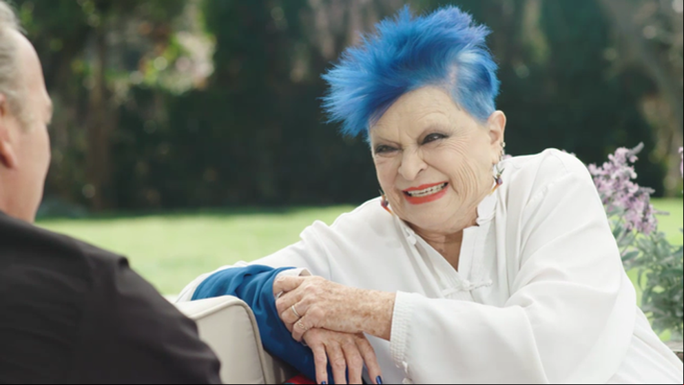 La historia que escondía el cabello azul eléctrico de Lucía Bosé