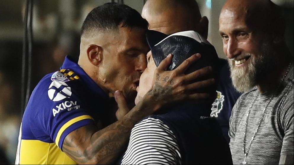 Tévez: “El futbolista puede vivir un año sin cobrar; tenemos que ayudar a la gente del barrio”