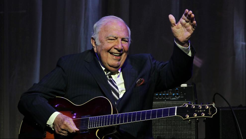 Muere el legendario guitarrista de jazz Bucky Pizzarelli a los 94 años por coronavirus