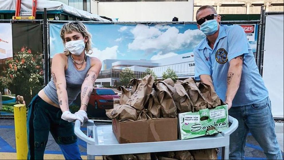 Miley Cyrus reparte tacos entre el personal sanitario