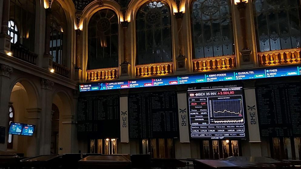 El Ibex 35 alarga la racha con un alza del 2,3%, por encima de los 7.000 puntos