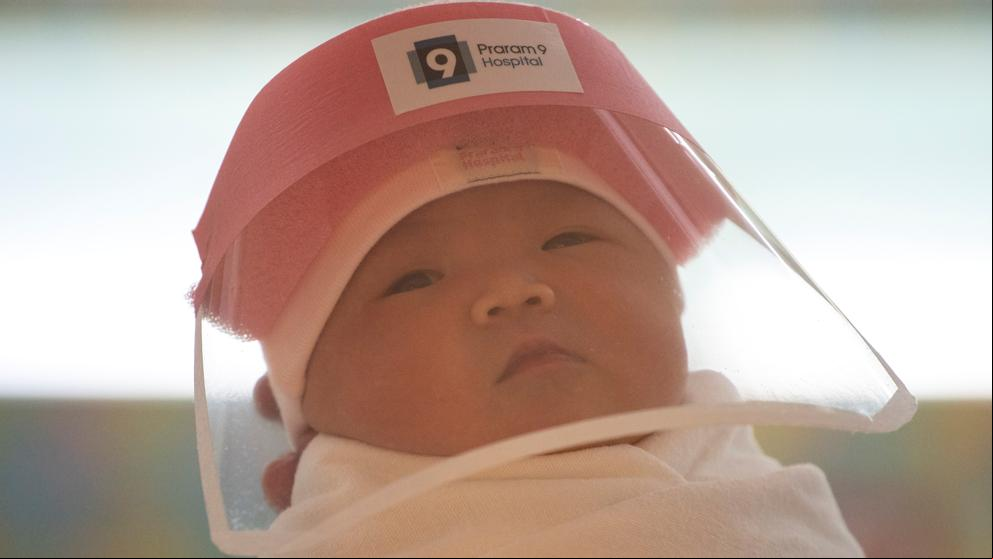 Cascos con pantalla facial para proteger a los bebés del coronavirus en Tailandia