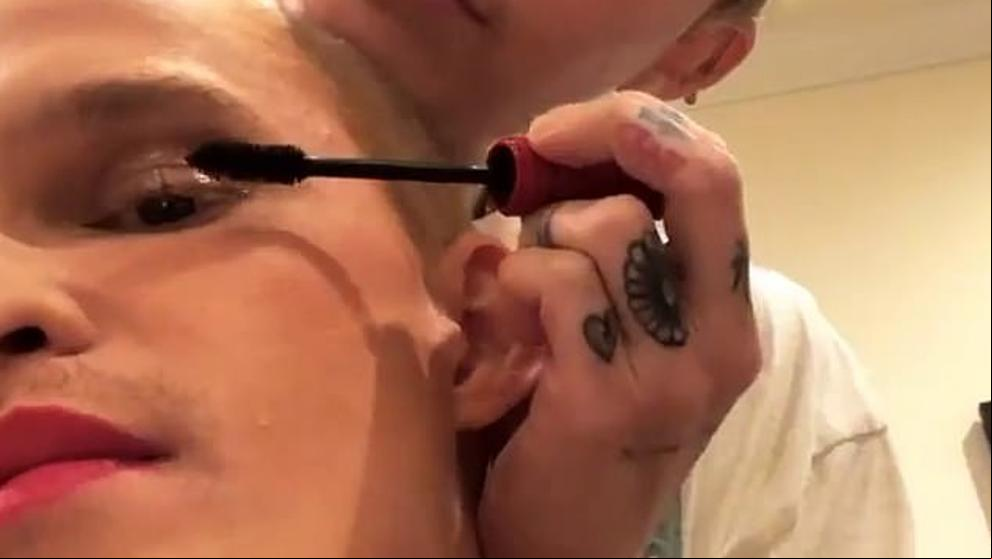Miley Cyrus maquilla a Cody Simpson y éste ha sido el espectacular resultado final