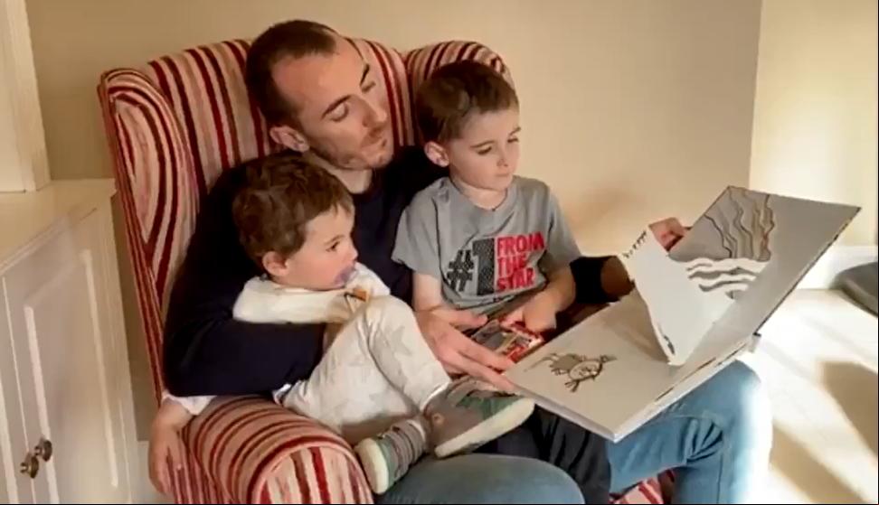 La tierna lectura de los jugadores de la ACB con sus hijos para Sant Jordi