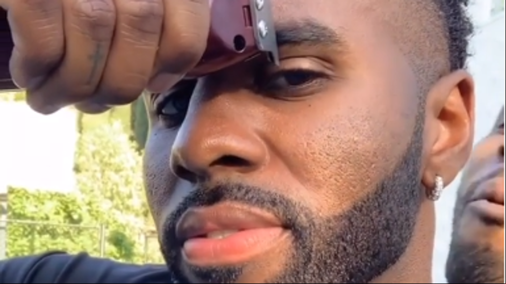 Jason Derulo se afeita una ceja tras perder una apuesta