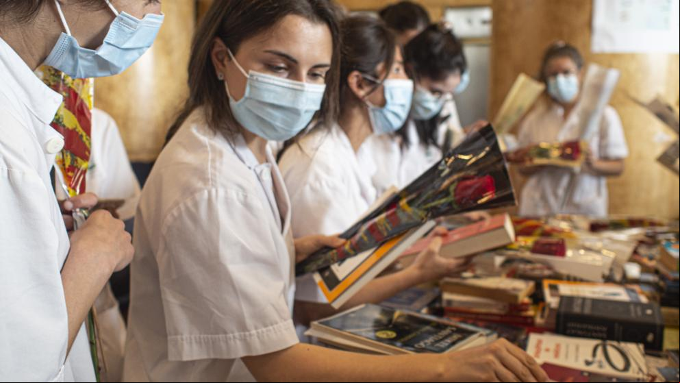 Sant Jordi logra celebrarse en hospitales, internet y algunas tiendas