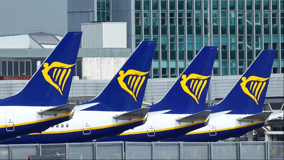 Ryanair reite a los trabajadores de Girona y Canarias afectados por un ERE y los incluye en un ERTE