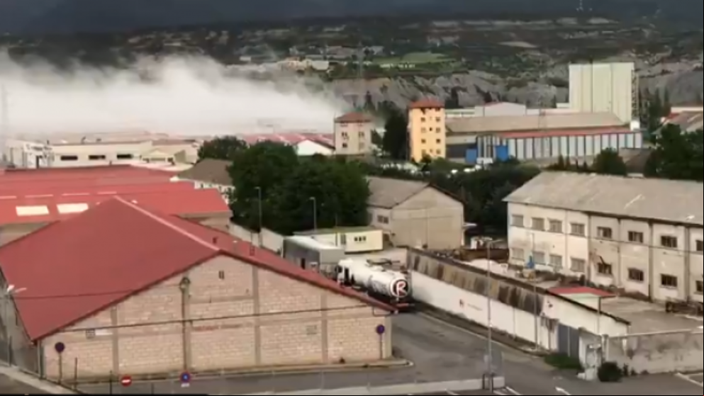 Controlado un incendio en una fábrica de cloro en Sabiñánigo que obliga a confinar a la población