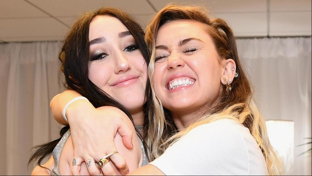 Noah Cyrus se rompe al confesar lo duro que es ser la hermana de Miley Cyrus
