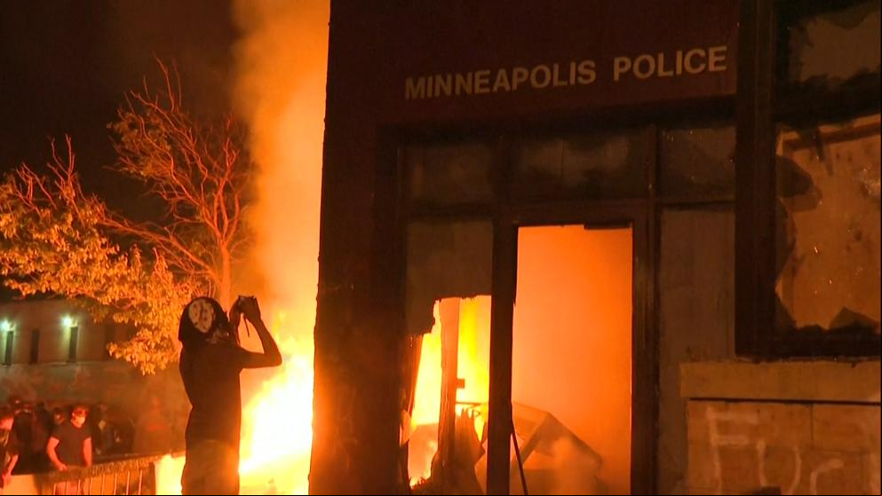 Incendian el cuartel de Minneapolis donde trabajaban los policías que detuvieron a George Floyd