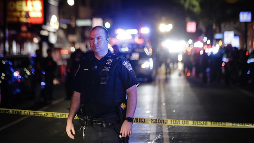 Un policía herido de bala y otro por arma blanca en una nueva noche de disturbios en Nueva York