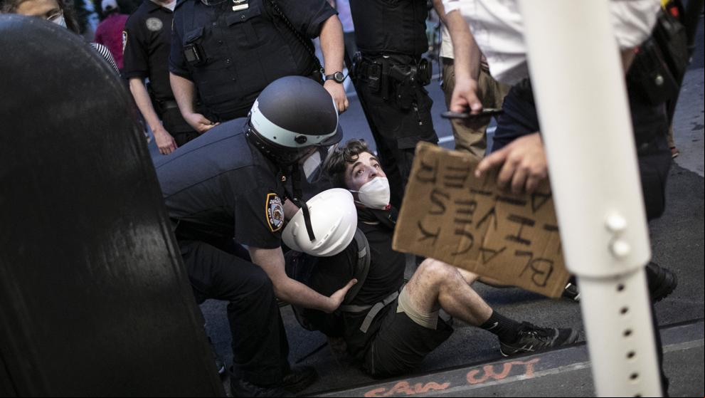 Unos 250 manifestantes detenidos en Nueva York por desafiar el toque de queda