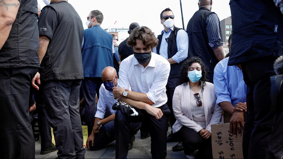 Trudeau hinca su rodilla en señal de respeto
