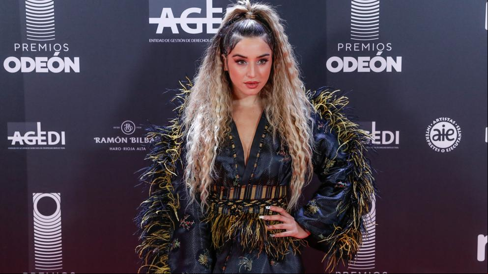 Lío en redes por la portada del nuevo single de Lola Indigo