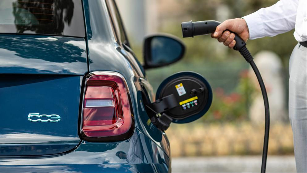 El Fiat 500 eléctrico berlina, ya a la venta (y es más barato que el descapotable)
