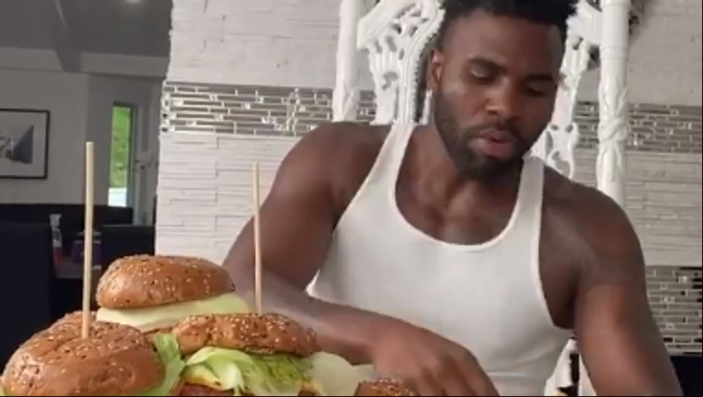 Jason Derulo se come 22 hamburguesas y acaba muy mal