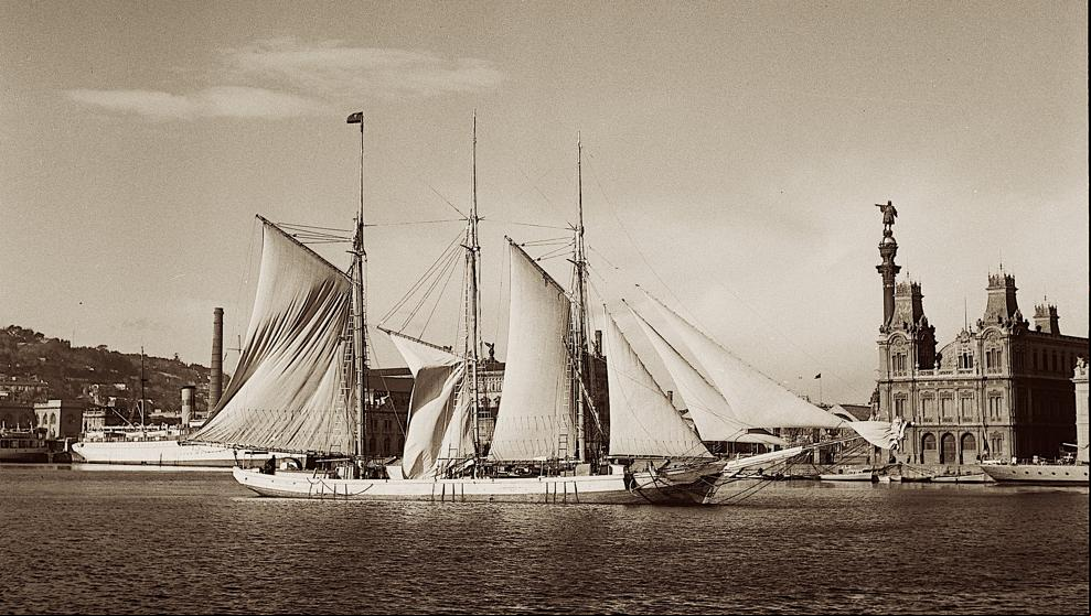La fotos históricas del puerto de Barcelona encontradas en la basura acaban en el Museu Marítim