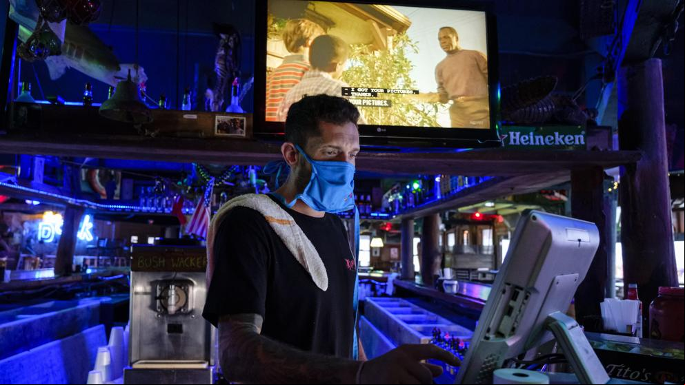 Florida prohibe vender alcohol en los bares tras un nuevo récord de contagios de Covid