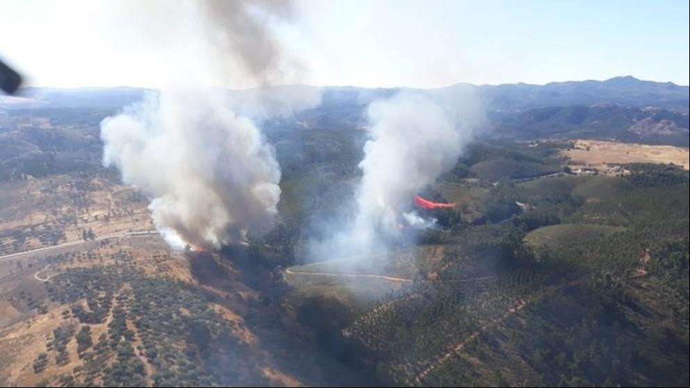 Última hora en Huelva: Los bomberos trabajan en la extición de un incendio forestal