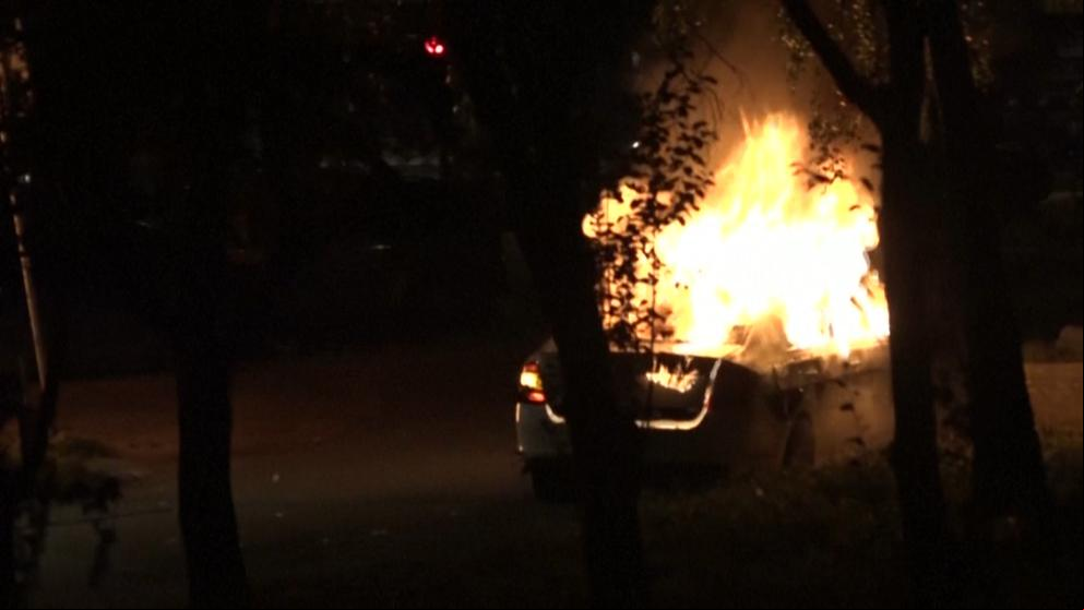 Incendian varios coches de policía en una protesta en Serbia contra el nuevo toque de queda por el coronavirus