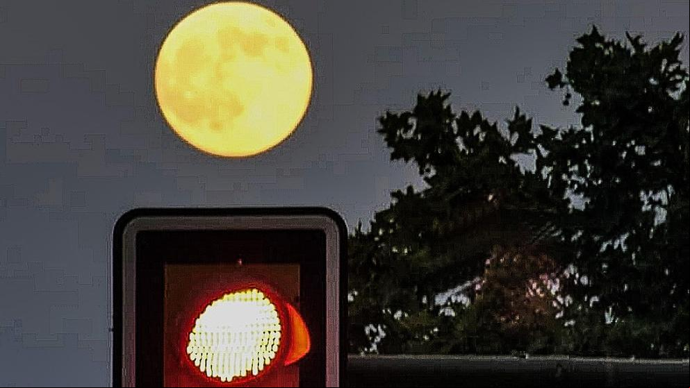 La curiosa luna llena con semáforo