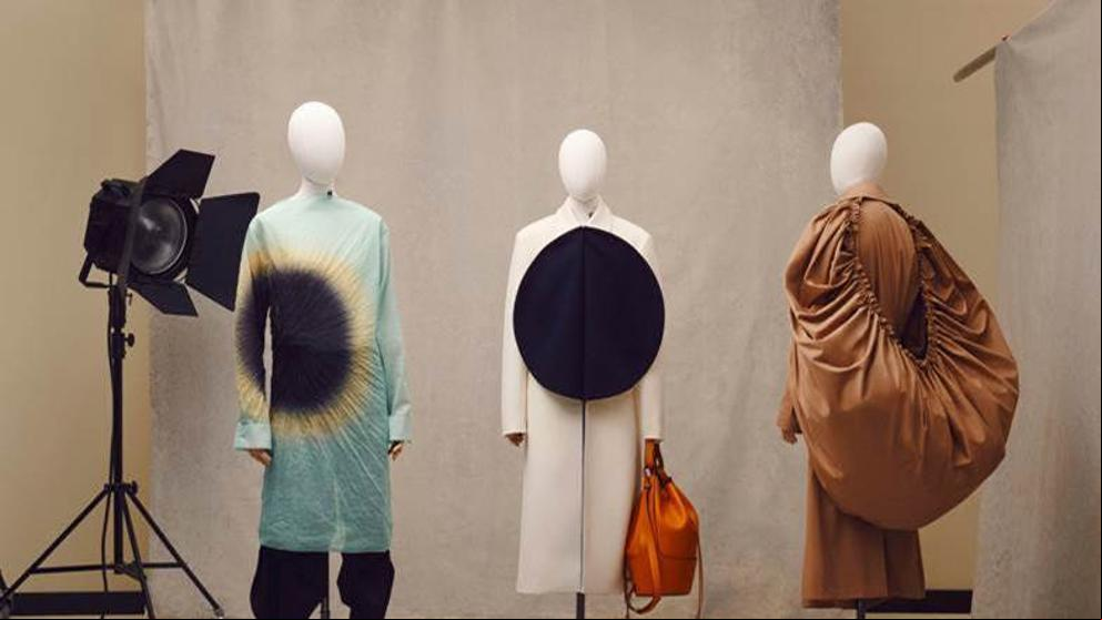 Loewe cambia la pasarela de París por su “show in a box”