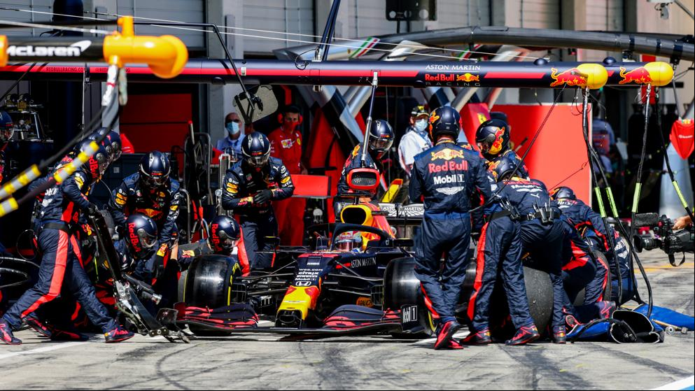 La vertiginosa entrada de Verstappen en la calle de boxes durante el GP Estiria de Fórmula 1
