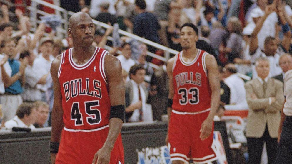 Michael Jordan demuestra su talento a unos jóvenes en un partido: “Busce en Youtube”