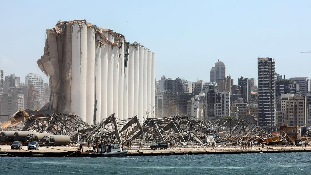 El mar ocupa el hueco de la explosión de Beirut